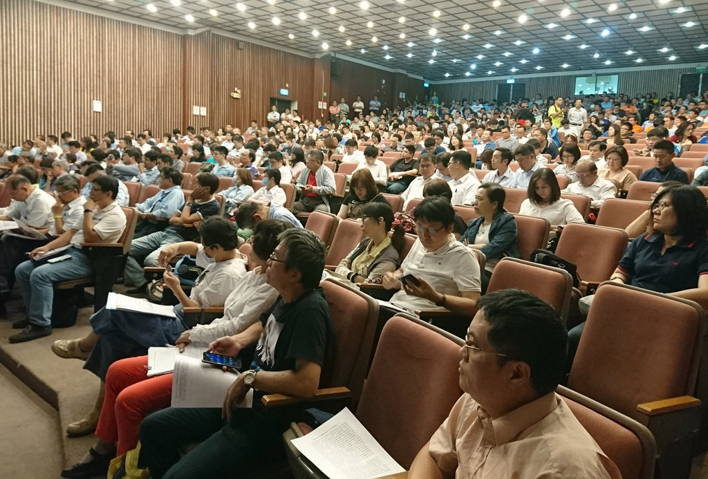 21日高屏空污總量管制計畫修正公聽會,鋼鐵公會動員出席,反對政府對業者殺雞取卵。攝影:李育琴