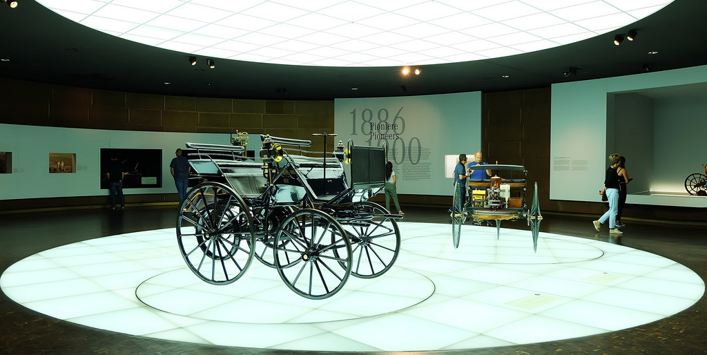 德國19世紀末發明的柴油車與柴油引擎成為博物館的展示（賓士博物館）攝影：陳文姿