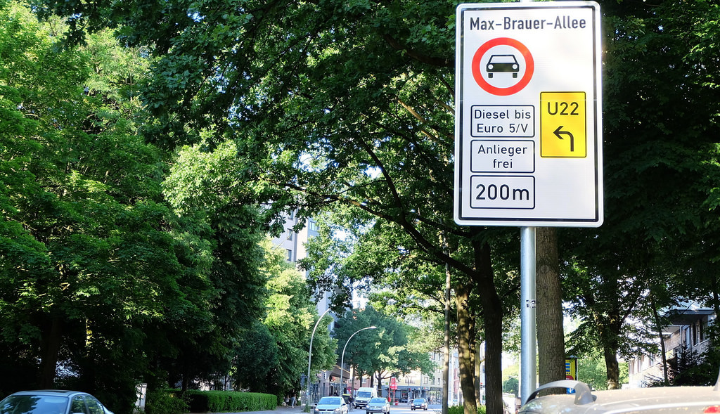 漢堡Max-Brauer-Allee街上大量標示提醒柴油車禁令。攝影：陳文姿