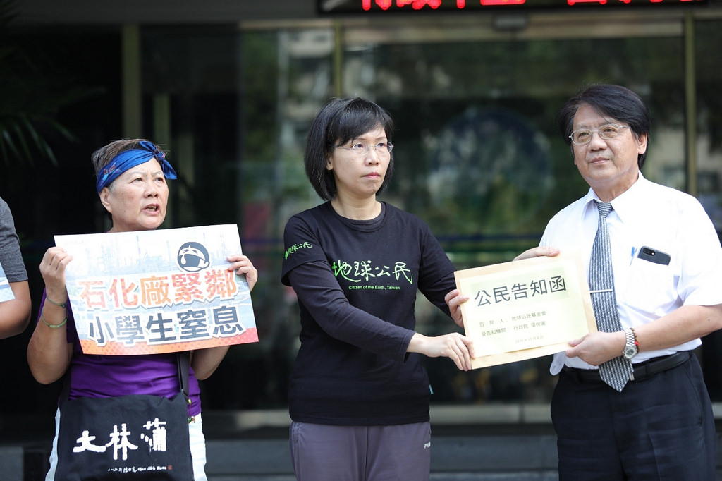 地球公民基金會副執行長王敏玲最後終於遞交公民告知書給蔡鴻德主秘