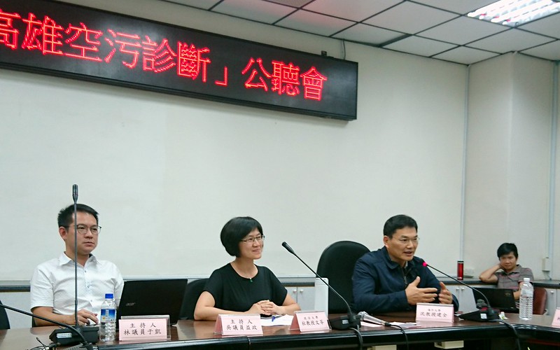高雄市議員林于凱、吳益政19日舉辦高雄石化風險治理公聽會,邀請政大公行系教授杜文苓分享南加州地方政府空污治理策略。攝影:李育琴。