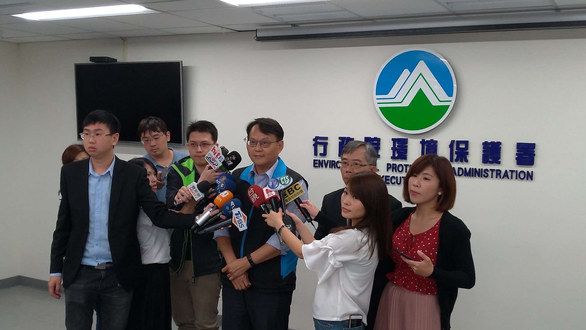 環保署毒物及化學物質局局長謝燕儒表示,事故現場的化學物質都在正常範圍內,列管的毒性化學物質的苯及二氯乙烷皆無洩漏情形。孫文臨攝