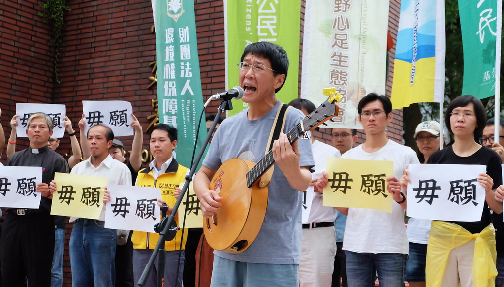 一早環團與居民就北上營建署舉行記者會，高雄市議員林于凱、黃捷、吳益政與長期關注石化業的歌手林生祥都到場聲援，林以歌曲「毋願」反映煙囪下的居民心情。