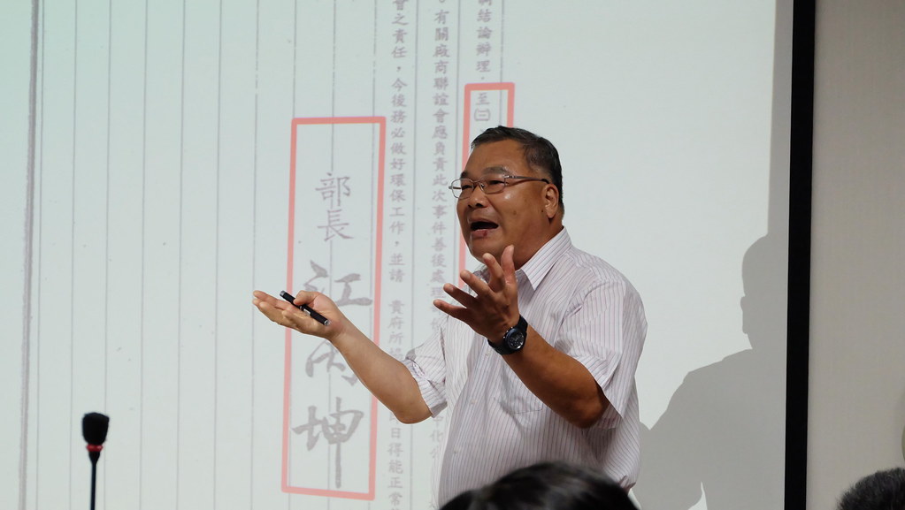 高雄科技大學教授沈建全以健康風險與政府承諾（背景為當時經濟部長江丙坤發出的公文）要求大社工業區降編為乙種工業區。攝影：陳文姿