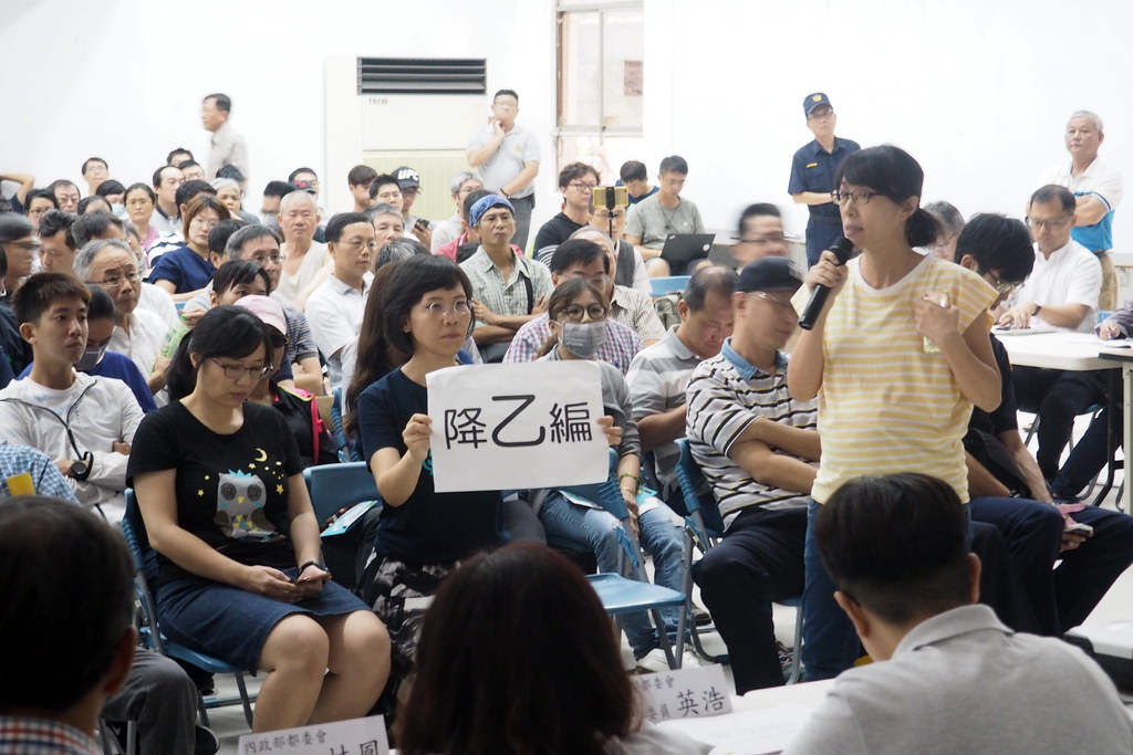 大社年輕的媽媽說：自家窗戶從來不能打開，不希望未來孩子出生要在這樣的環境成長。攝影：李育琴