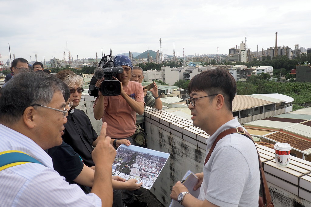 高科大教授沈健全向都審委員說明，大社石化業污染經民眾長期抗議巡守，才稍有改善。攝影：李育琴