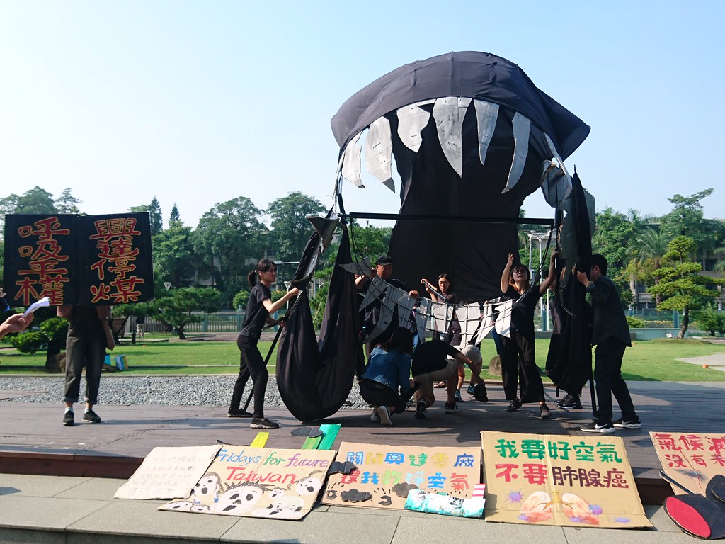 高師大研究生以行動劇表達空污吞噬人民健康，令人恐懼。攝影：李育琴