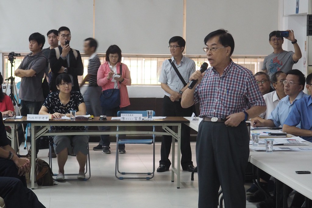 中石化董事長特助林青，抨擊政府錯誤的都市計畫政策和變更。攝影：李育琴