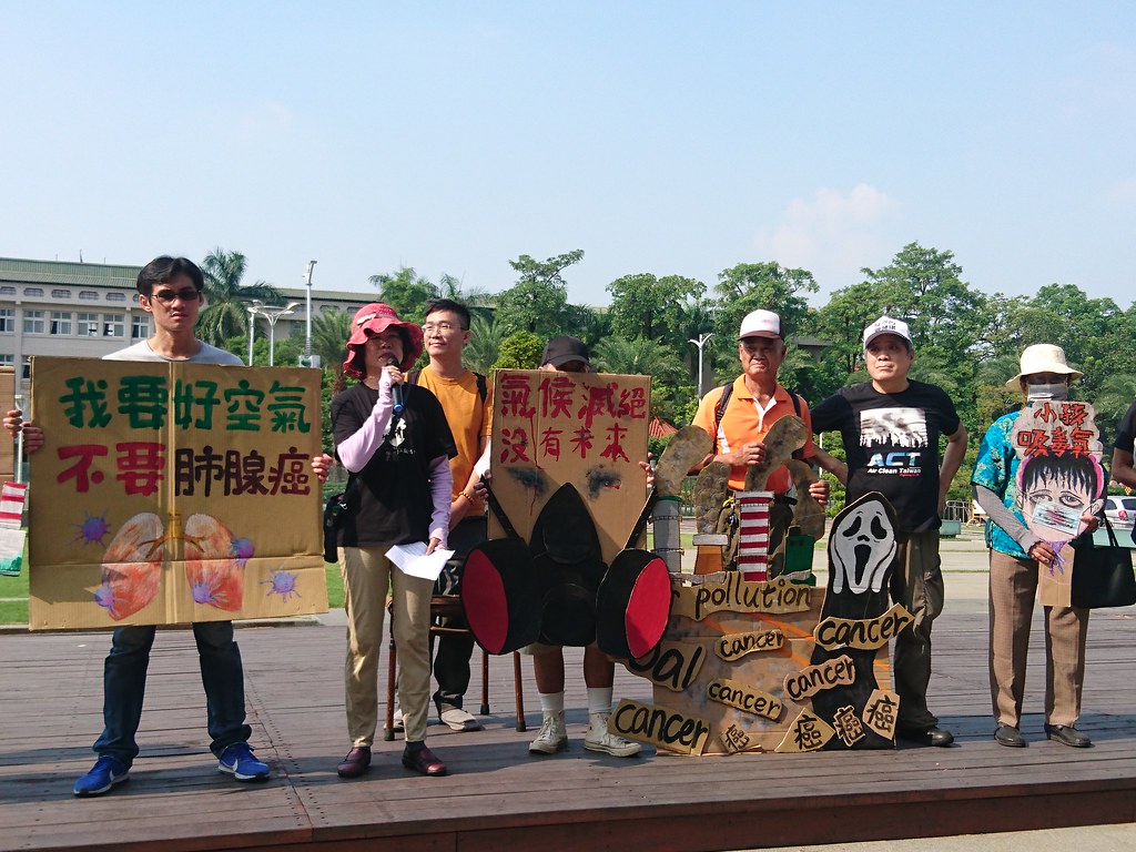 環團表示，環保局一次發給興達操作許可四年，讓人生氣又感到悲哀。攝影：李育琴