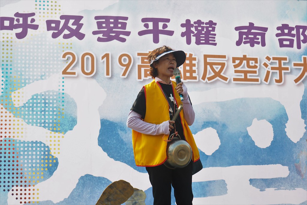 遊行總召洪秀菊抗議政府呼視南北呼吸不平等，拿出鍋鏟要敲醒政府。攝影：李育琴