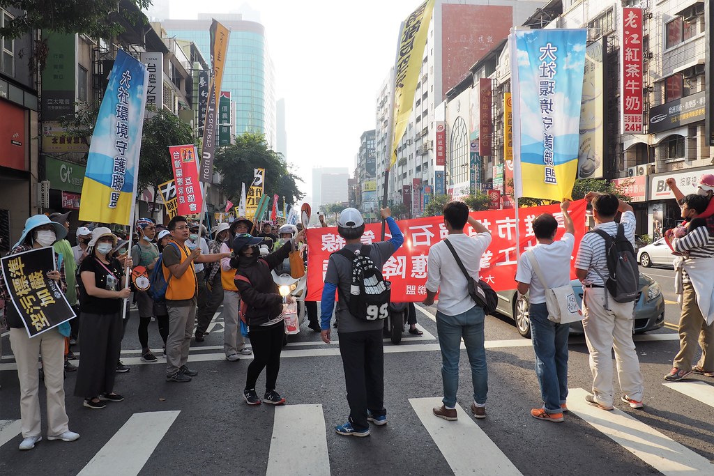 大社居民在路口高喊口號，要求大社工業區降乙編，石化管線撤出高雄市區。攝影：李育琴