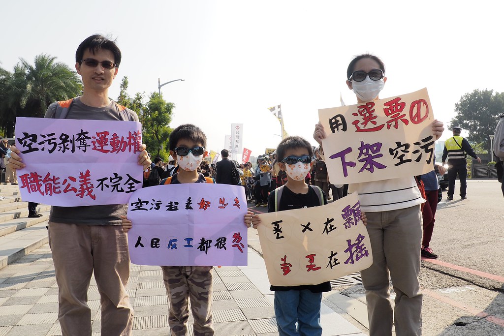 家庭親子一起上街反空污。攝影：李育琴