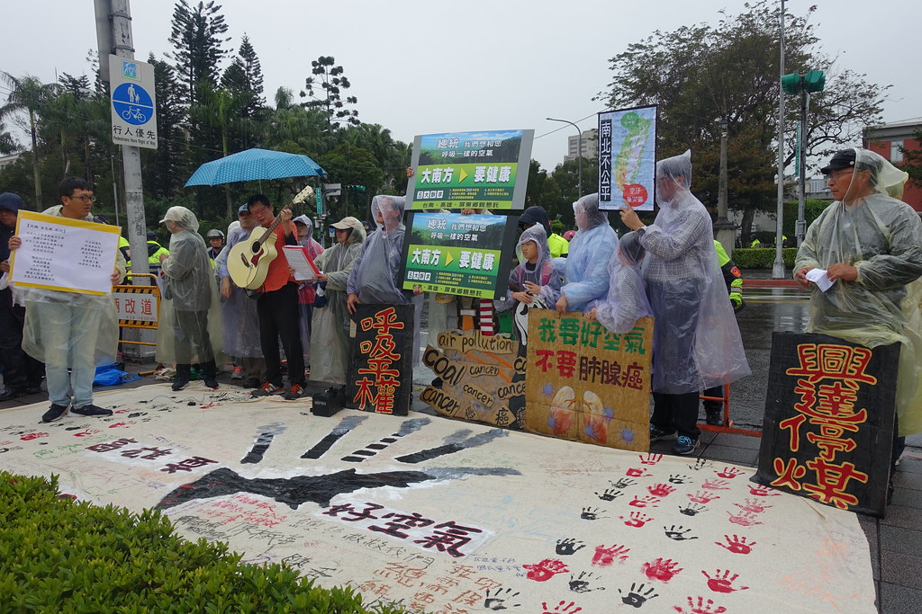 環團與北上抗議民眾,早上於總統府前抗議。攝影:許芷榕