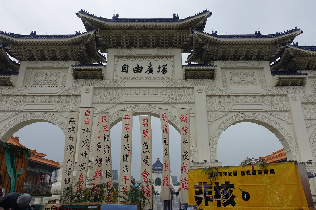 在自由廣場前高舉呼吸自由旗幟。攝影:許芷榕
