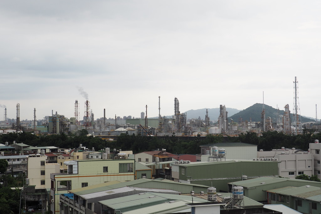 從大社社區遠眺大社工業區,居民說今天煙囪冒的煙比平日少許多。攝影:李育琴