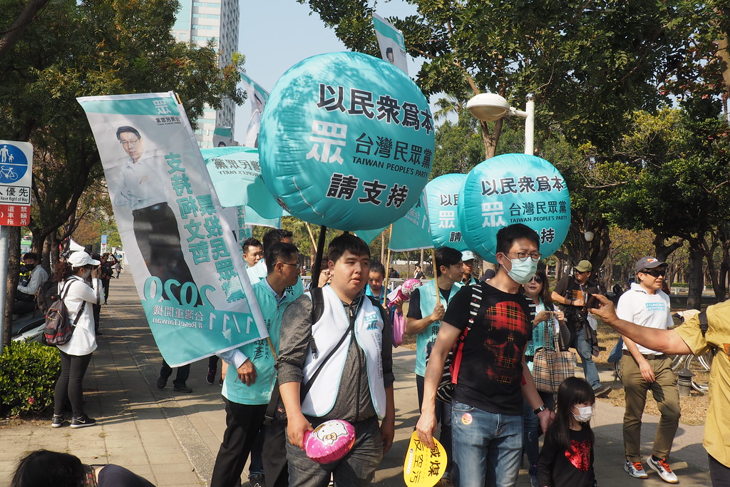 台灣民眾黨志工和候選人出席反空污遊行。攝影：李育琴